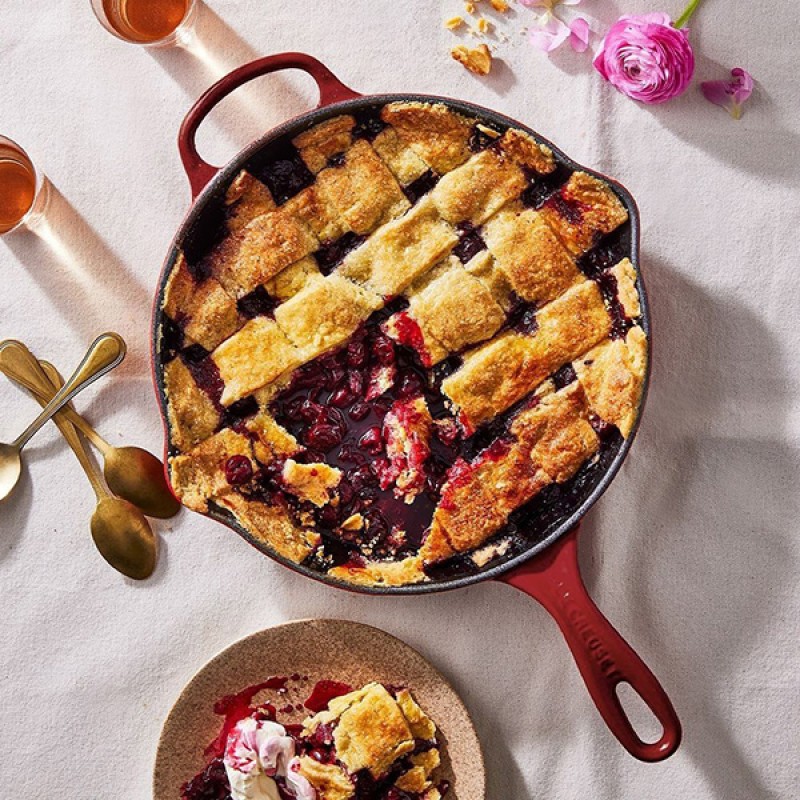 23CM SIGNATURE CAST IRON ROUND SKILLET - GARNET