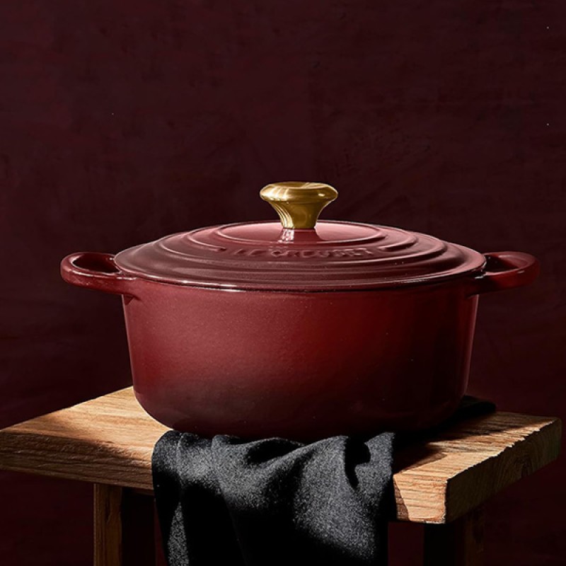 28CM SIGNATURE ENAMELLED CAST IRON ROUND CASSEROLE - GARNET