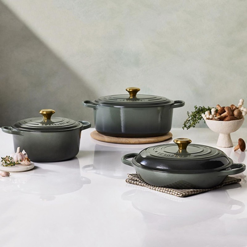 28CM SIGNATURE ENAMELLED CAST IRON ROUND CASSEROLE - THYME