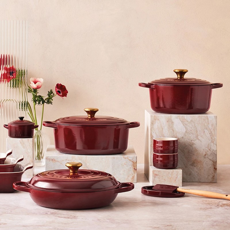 26CM SIGNATURE ENAMELLED CAST IRON ROUND CASSEROLE - GARNET
