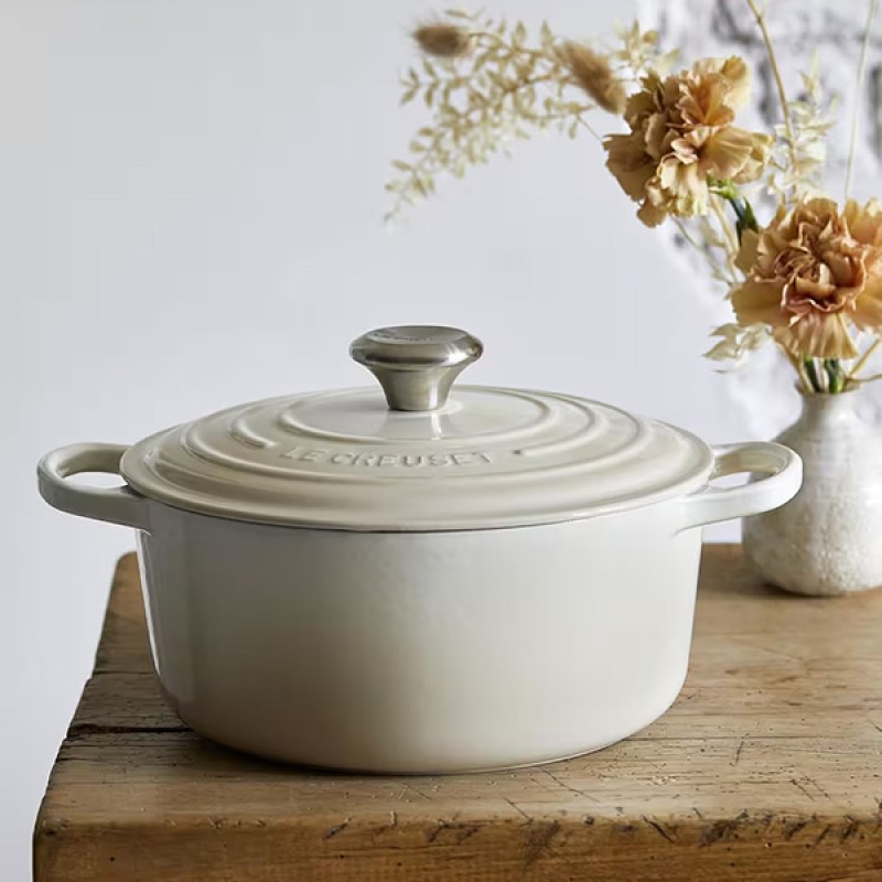 26CM SIGNATURE ENAMELLED CAST IRON ROUND CASSEROLE - MERINGUE