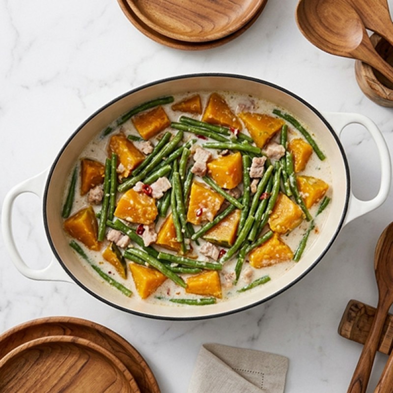 29CM SIGNATURE CAST IRON OVAL CASSEROLE - MERINGUE